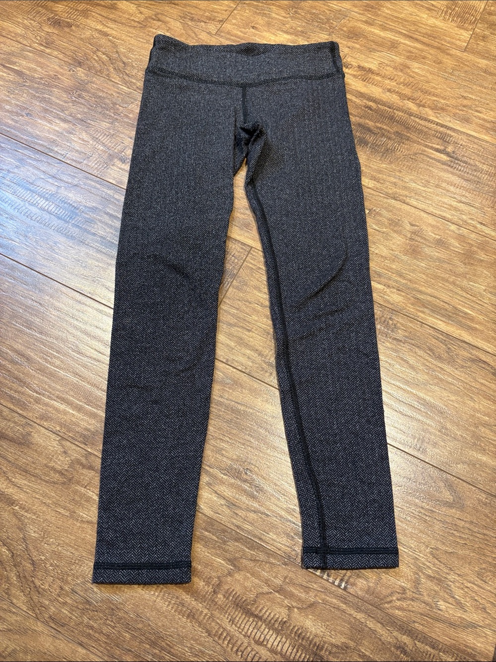 Ivivva herringbone patterned leggings in black and heathered grey color